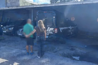 Homem de 48 anos preso por armazenar fotos da enteada de 14 nua<!-- NICAID(16268267) -->