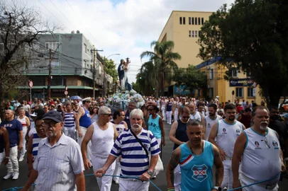 PORTO ALEGRE, RS, Brasil: A procissão de Nossa Senhora dos Navegantes, desde o Santuário dos Navegantes até o Santuário de Nossa Senhora do Rosário. O percurso de 10 quilômetros foi acompanhado por dezenas de fiéis. Fotos: Duda Fortes/Agencia RBS<!-- NICAID(15956490) -->