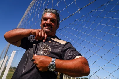 CAPÃO DA CANOA, RS, BRASIL, 27-01-2026: Especial Gauchão 2026. Na foto, Anderson Novaski, 48 anos, torcedor do Monsoon, de Capão da Canoa. Foto: Bruno Todeschini/Agência RBSIndexador: Bruno Todeschini<!-- NICAID(16213438) -->