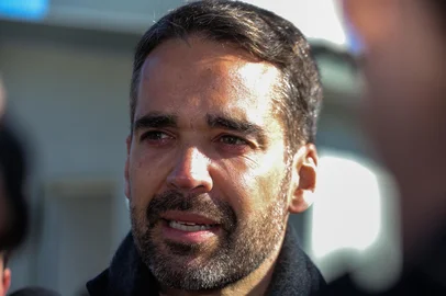 FARROUPILHA, RS, BRASIL, 11/08/2025. O governo do estado esteve entregando moradias em Farroupilha através do programa A Casa é Sua. Na foto, Eduardo Leite (Neimar De Cesero/Agência RBS)Indexador: Neimar De Cesero<!-- NICAID(16098811) -->