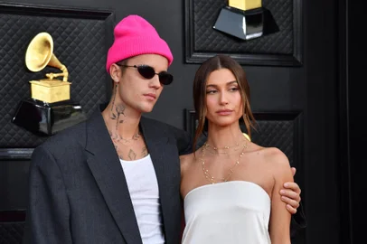 64th Annual Grammy Awards - ArrivalsCanadian singer-songwriter Justin Bieber (L) and US model Hailey Bieber arrive for the 64th Annual Grammy Awards at the MGM Grand Garden Arena in Las Vegas on April 3, 2022. (Photo by ANGELA  WEISS / AFP)Editoria: ACELocal: Las VegasIndexador: ANGELA  WEISSSecao: musicFonte: AFPFotógrafo: STF<!-- NICAID(15428418) -->