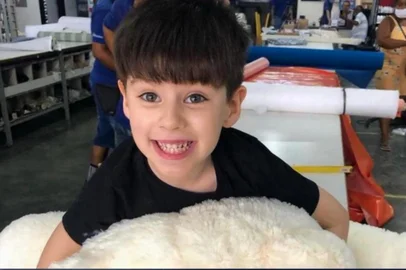 A polícia do Rio de Janeiro está apurando casos antigos de violência do vereador Doutor Jairinho, do Solidariedade. Ele e a mulher, Monique Medeiros, são investigados no inquérito sobre a morte do filho dela, o menino Henry, de 4 anos. Ex-vizinhos do vereador relatam brigas, gritos e pedidos de socorro.<!-- NICAID(14753772) -->