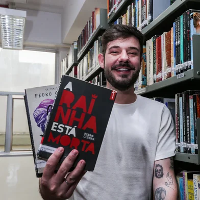 CAXIAS DO SUL, RS, BRASIL, 18/09/2025. O escritor caxiense Pedro Guerra foi escolhido para ser o patrono da 41ª Feira do Livro de Caxias do Sul. (Neimar De Cesero/Agência BRS)Indexador: Neimar De Cesero<!-- NICAID(16126996) -->