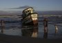 Sem data para ser removido, barco naufragado vira "atração turística" em Imbé