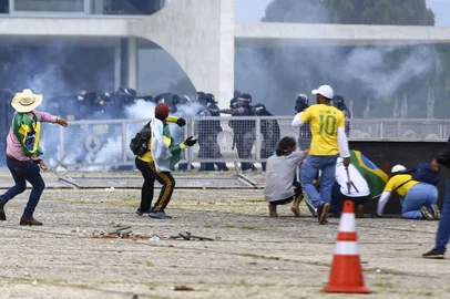 Os ministros do Supremo Tribunal Federal (STF) terminam de analisar às 23h59 desta segunda (15), em plenário virtual, mais 250 denúncias contra envolvidos nos atos antidemocráticos e golpistas de 8 de janeiro.<!-- NICAID(15428420) -->
