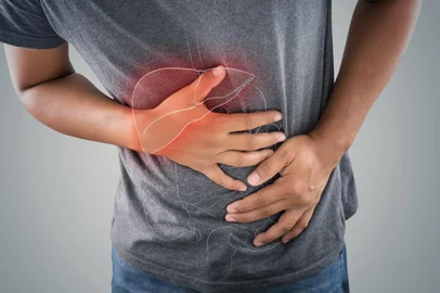The photo of large intestine is on the man's body against gray background, People With Stomach ache problem concept, Male anatomyFonte: 207908421<!-- NICAID(15091715) -->