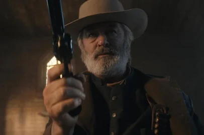 Alec Baldwin em "Rust" (2023). <!-- NICAID(15655752) -->