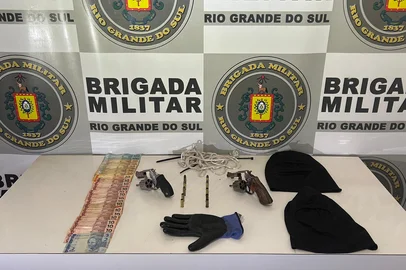 Na manhã de segunda-feira (15/09), às 08h40, a Brigada Militar através de uma equipe da ROCAM do 3º Esquadrão, frustrou um roubo a uma Distribuidora de Bebidas no bairro Centro de Guaporé. A Central de Operações (190), recebeu ligação informando de um roubo em andamento em uma Distribuidora de Bebidas na área central da cidade. Uma equipe da ROCAM e uma Guarnição do 4° Pelotão foram despachadas para o local. Na chegada, os policiais se depararam com 03 homens encapuzados saindo do estabelecimento, e ao receberem voz de abordagem, atiraram contra os policiais. <!-- NICAID(16124527) -->