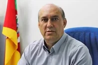 O ex-prefeito de Nova Bréscia, na Região dos Vales do Rio Grande do Sul, foi morto em um ataque a tiros na tarde de terça-feira (21). Diógenes Laste tinha 65 anos e foi prefeito e vereador no município. Segundo a Polícia Civil, o crime aconteceu por volta das 18h, no momento em que a vítima saía de um clube de Coqueiro Baixo, local que costumava frequentar.<!-- NICAID(16331605) -->
