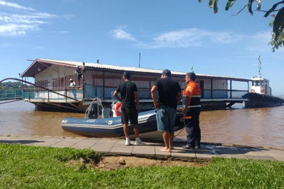 Embarcação que serviu de restaurante foi removida por riscos estruturais<!-- NICAID(15607698) -->
