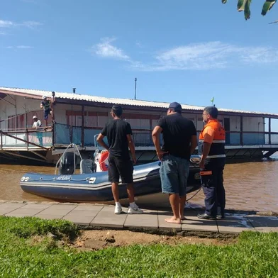 Embarcação que serviu de restaurante foi removida por riscos estruturais<!-- NICAID(15607698) -->