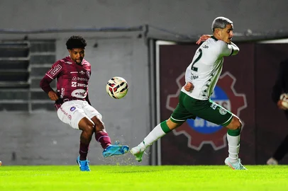 CAXIAS DO SUL, RS, BRASIL, 23/04/2025. Caxias x Guarani, jogo válido pela terceira rodada da primeira fase da série C do campeonato brasileiro e realizado no estádio Centenário. Na foto, lateral-esquerdo Marcelo Nunes (Porthus Junior/Agência RBS)Indexador: BTK                             <!-- NICAID(16026074) -->