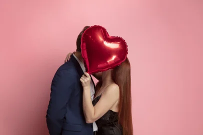 Valentine's day celebration, happy caucasian couple isolated on coral backgroundDia dos namorados. Foto: master1305/ stock.adobe.comFonte: 315634870<!-- NICAID(15450042) -->