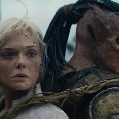 (L-R) Thia (Elle Fanning) and Dek (Dimitrius Schuster-Koloamatangi) in 20th Century Studios' PREDATOR: BADLANDS film. Photo courtesy of 20th Century Studios. Â© 2025 20th Century Studios. All Rights Reserved.Terras Selvagens (2025), filme de Dan Trachtenberg<!-- NICAID(16162460) -->