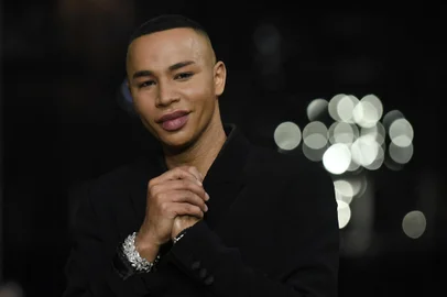 French fashion designer Olivier Rousteing greets spectators after presenting Balmain Womenswear Fall-Winter 2023-2024 collection during Paris Fashion Week in Paris, on March 1, 2023. (Photo by JULIEN DE ROSA / AFP)Editoria: ACELocal: ParisIndexador: JULIEN DE ROSASecao: fashionFonte: AFPFotógrafo: STR<!-- NICAID(15708763) -->