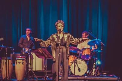 Com um profundo e intenso mergulho na obra de uma das artistas mais consagradas da MPB, o Teatro Sesc Caxias do Sul (Rua Moreira Cesar, 2462) recebe mais uma edição do Circuito Sesc de Música, com o Tributo Elis Regina no dia 09 de maio (quinta-feira), às 20h. Apresentado por Camila Lopez e a banda O Arrastão, o espetáculo reúne no seu repertório grandes sucessos da cantora, traçando uma linha do tempo da carreira de Elis.FOTO: Camila Lopez e a banda O Arrastão<!-- NICAID(15747738) -->
