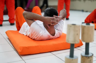 ARROIO DOS RATOS, RS, BRASIL, 26-06-2025: Prática de atividades físicas e esportivas dentro do sistema prisional. Apenados do regime fechado da Penitenciária Estadual de Arrio dos Ratos (PEAR) tem acesso à prática de exercícios físicos conduzidos por uma agente da área da Educação Física. O projeto já registrou melhoras no estado físico e psicológico dos internos.<!-- NICAID(16068946) -->