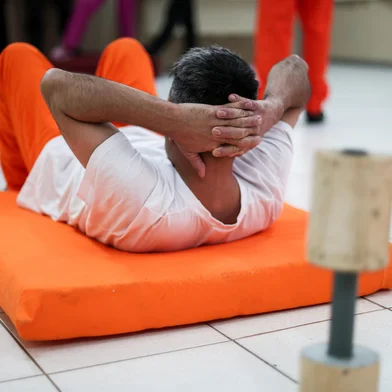 ARROIO DOS RATOS, RS, BRASIL, 26-06-2025: Prática de atividades físicas e esportivas dentro do sistema prisional. Apenados do regime fechado da Penitenciária Estadual de Arrio dos Ratos (PEAR) tem acesso à prática de exercícios físicos conduzidos por uma agente da área da Educação Física. O projeto já registrou melhoras no estado físico e psicológico dos internos.<!-- NICAID(16068946) -->