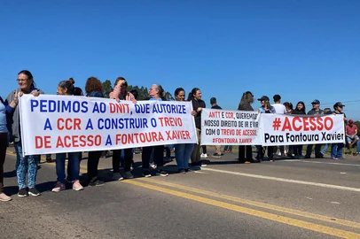 Moradores e lideranças de Fontoura Xavier e região protestam na BR-386 contra mudanças no acesso à cidade<!-- NICAID(16016468) -->