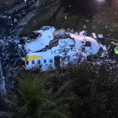 Aerial view of the wreckage of an airplane that crashed with 61 people on board in Vinhedo, Sao Paulo State, Brazil, on August 9, 2024. An airplane carrying 57 passengers and four crew crashed on August 9 in Brazil's Sao Paulo state, killing everyone on board, local officials said. The aircraft, a French-made ATR 72-500 operated by the airline Voepass, was travelling from Cascavel in southern Parana state to Sao Paulo's Guarulhos international airport when it crashed in the city of Vinhedo. (Photo by Miguel SCHINCARIOL / AFP)Editoria: DISLocal: VinhedoIndexador: MIGUEL SCHINCARIOLSecao: transport accidentFonte: AFPFotógrafo: STR<!-- NICAID(15837415) -->