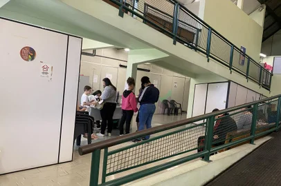 Mutirão e Dia D levam mulheres, crianças e adolescentes para UBSs de Caxias neste sábado. Para crianças e adolescentes de até 14 anos, há oferta de vacinas do calendário de rotina. Para as mulheres, há disponibilização de doses contra a hepatite B, tétano e febre amarela. As UBss também realizam agendamento de mamografia e exame preventivo de câncer de colo de útero (papanicolau) para o público feminino.<!-- NICAID(15575563) -->