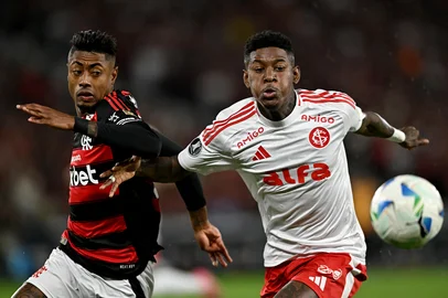 FLAMENGO X INTERNACIONALRJ - LIBERTADORES/FLAMENGO X INTERNACIONAL - ESPORTES - Bruno Henrique (E), do Flamengo, disputa lance com Vitão, do Internacional, na partida de ida das oitavas de final   da Copa Libertadores 2025, realizada no Estádio do Maracanã, na zona norte do Rio de Janeiro, na noite desta   quarta-feira, 13.   13/08/2025 - Foto: ANDRÉ FABIANO/CÓDIGO19/ESTADÃO CONTEÚDOEditoria: ESPORTESLocal: RIO DE JANEIROIndexador: ANDRÉ FABIANOFonte: CÃ³digo 19Fotógrafo: CÓDIGO19<!-- NICAID(16101227) -->