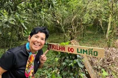 Maria Inês Milanez Peña na trilha do sítio do Vô Nelson em Alto Feliz <!-- NICAID(15220892) -->