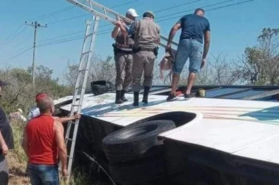 Ônibus tomba e deixa trânsito parcialmente bloqueado na ERS-040, em Capivari do Sul, no Litoral Norte<!-- NICAID(15334091) -->