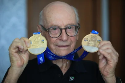 PORTO ALEGRE, RS, BRASIL, 23-01-2026:  Centenários de Porto Alegre 60+. Aos 101 anos, Anton Karl Biedermann conta que passa as primeiras 3 horas do dia entre natação e musculação. Foto: Ronaldo Bernardi/Agência RBS<!-- NICAID(16210224) -->