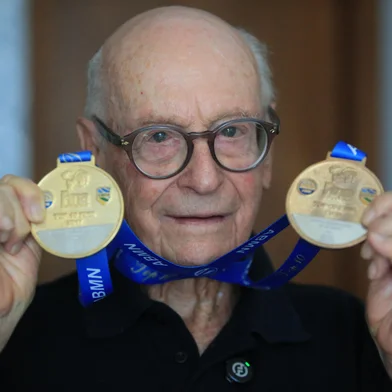PORTO ALEGRE, RS, BRASIL, 23-01-2026:  Centenários de Porto Alegre 60+. Aos 101 anos, Anton Karl Biedermann conta que passa as primeiras 3 horas do dia entre natação e musculação. Foto: Ronaldo Bernardi/Agência RBS<!-- NICAID(16210224) -->