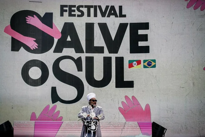 Carlinhos Brown aproveitou para  mandar mensagem de conscientização ambiental.