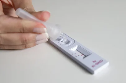 Porto Alegre, RS, Brasil - 25/02/2022 - Passo a passo para realização do autoteste de Covid. (Foto: Anselmo Cunha/Agência RBS)Indexador: Anselmo Cunha<!-- NICAID(15027906) -->