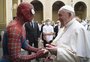 Assim como Bolsonaro, o papa Francisco erra ao não usar máscara de proteção