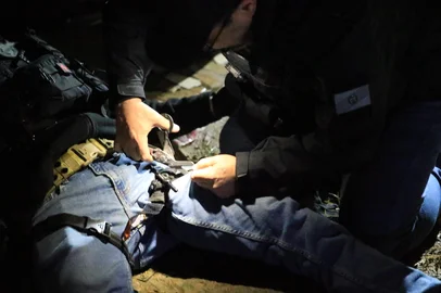 PORTO ALEGRE, RS, BRASIL, 05-08-2025: Operação policial. Um inspetor da Polícia Civil foi baleado durante uma operação na zona sul de Porto Alegre, realizada pelo Departamento Estadual de Investigações do Narcotráfico (Denarc). O alvo é um grupo criminoso envolvido na venda de armas, de dentro do sistema penitenciário, e no tráfico de drogas. 28 pessoas foram presas na ação, realizada na Capital e na Região Metropolitana. O inspetor, identificado como Leandro Lima, foi baleado na região da coxa durante a abordagem da polícia. Ele foi encaminhado ao Hospital de Pronto Socorro (HPS) de Porto Alegre e seu estado de saúde é estável.  Foto: Ronaldo Bernardi/Agência RBS<!-- NICAID(16094549) -->