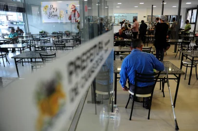 CAXIAS DO SUL, RS, BRASIL, 29/03/2021 - Restaurante Popular reabriu nesta segunda-feira (29) em novo endereço sob administração do Projeto Mão Amiga. Rua Sinimbu, 96, bairro Nossa Senhora de Lourdes. O local serve 200 refeições por dia com prioridade para pessoas em situação de rua e 600 marmitas são destinadas a comunidades de Caxias do Sul. (Marcelo Casagrande/Agência RBS)<!-- NICAID(14745370) -->