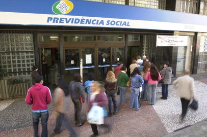 *** 135 do INSS - D. Marenco ***135 DO INSS: Metade dos pedidos de auxílio doença no INSS em Porto Alegre já são feitos pelo novo atendimento telefônico. Num mês de operação, quase cinco mil trabalhadores optaram por fugir das filas nas agências.<!-- NICAID(1390341) -->