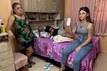 Espera por cirurgias de prótese pelo SUS leva pelo menos nove anos no RS, mostram dados da Secretaria da Saúde.Matéria de Giovani Grizotti para o GDI.Na foto: Valmir de Freitas Inácio, junto da esposa e da filha. Ele aguarda uma prótese para o fêmur desde 2022<!-- NICAID(16027333) -->