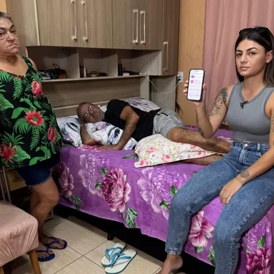 Espera por cirurgias de prótese pelo SUS leva pelo menos nove anos no RS, mostram dados da Secretaria da Saúde.Matéria de Giovani Grizotti para o GDI.Na foto: Valmir de Freitas Inácio, junto da esposa e da filha. Ele aguarda uma prótese para o fêmur desde 2022<!-- NICAID(16027333) -->