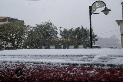 A tão esperada neve chegou em São José dos Ausentes na manhã desta quinta-feira (29). Os primeiros flocos foram registrados por volta de 7h40min. No amanhecer, por volta das 6h, a temperatura no termômetro no centro da cidade marcava 2ºC.<!-- NICAID(16048016) -->