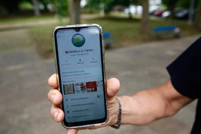 Porto Alegre, RS, Brasil - Moradores do bairro Boa Vista mantém ativo grupo de whatsapp com a Brigada Militar. Na foto: Felipe irigaray . Foto: Jonathan Heckler / Agencia RBS<!-- NICAID(15631748) -->