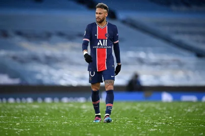 Paris Saint-Germain's Brazilian forward Neymar walks off the pitch at the end of the first half during the UEFA Champions League second leg semi-final football match between Manchester City and Paris Saint-Germain (PSG) at the Etihad Stadium in Manchester, north west England, on May 4, 2021. (Photo by Paul ELLIS / AFP)Editoria: SPOLocal: ManchesterIndexador: PAUL ELLISSecao: soccerFonte: AFPFotógrafo: STF<!-- NICAID(14774205) -->