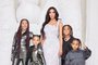 kim kardashian posa com as crianças no Natal corte AL