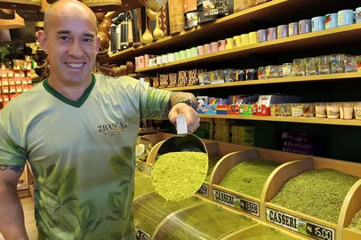 Erva com bergamota na banca 2 do Mercado Público. O dono Lair José Groff.<!-- NICAID(15901803) -->