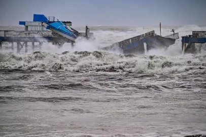 Parte da plataforma de Atlântida, em Xangri-Lá, desabou nesta segunda-feira (28) durante passagem de ciclone extratropical pelo RS<!-- NICAID(16089691) -->