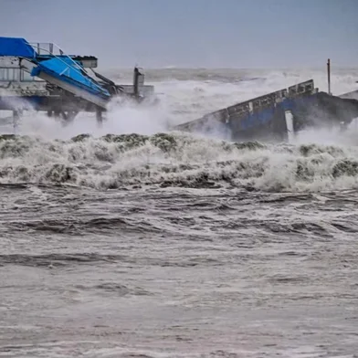 Parte da plataforma de Atlântida, em Xangri-Lá, desabou nesta segunda-feira (28) durante passagem de ciclone extratropical pelo RS<!-- NICAID(16089691) -->