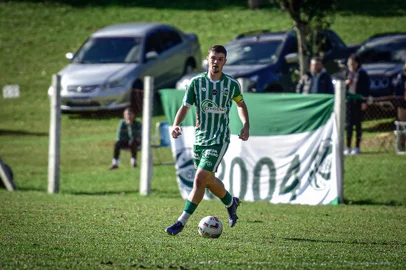 Na foto: volante Gehring. Equipe sub-20 do Juventude se prepara para enfrantar o Grêmio na final do Estadual.<!-- NICAID(15508128) -->