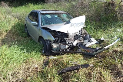 Mulher morre e criança fica ferida em colisão entre dois carros em Constantina; um dos motoristas fugiu<!-- NICAID(16050613) -->