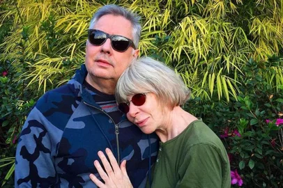 A cantora Rita Lee foi casada com o compositor Roberto de Carvalho. Ambos permaneceram juntos de 1976 até a morte da artista, em 8 de maio de 2023<!-- NICAID(15424567) -->