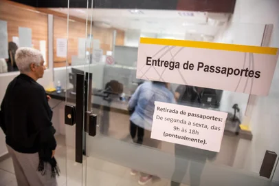 PORTO ALEGRE, RS, BRASIL, 11.06.2024: Como está funcionando a emissão de passaportes no Shopping Praia de Belas. Foto: Camila Hermes/Agencia RBS<!-- NICAID(15786395) -->