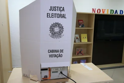 PORTO ALEGRE, RS, BRASIL, 30/10/2022- Fila dos mesário para receberem as urnas eletronicas, no colégio Bom Conselho. Foto: Ronaldo Bernardi / Agencia RBS<!-- NICAID(15249781) -->